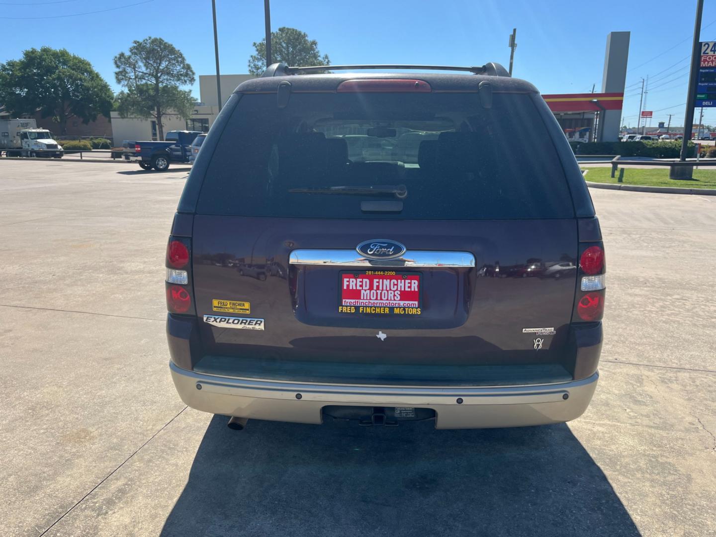 2006 maroom /TAN Ford Explorer Eddie Bauer 4.6L 4WD (1FMEU74816U) with an 4.6L V8 SOHC 16V engine, 6-Speed Automatic Overdrive transmission, located at 14700 Tomball Parkway 249, Houston, TX, 77086, (281) 444-2200, 29.928619, -95.504074 - Photo#5